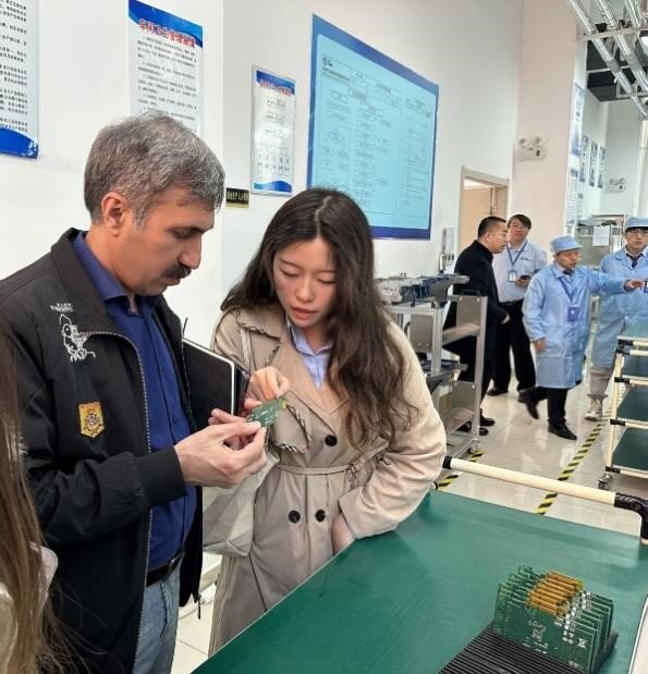 講解人員在給參贊講解光潤通網(wǎng)卡產(chǎn)品